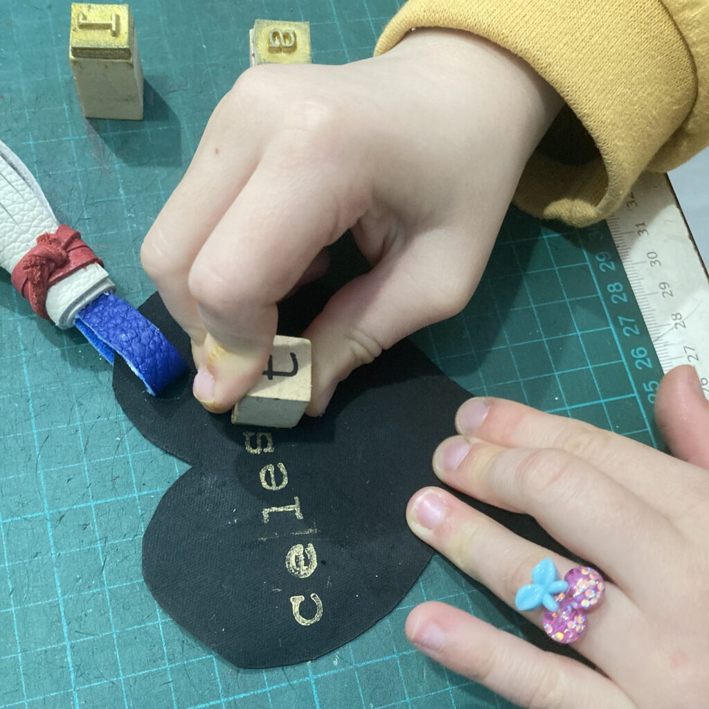 atelier marque page pompon personnalisé